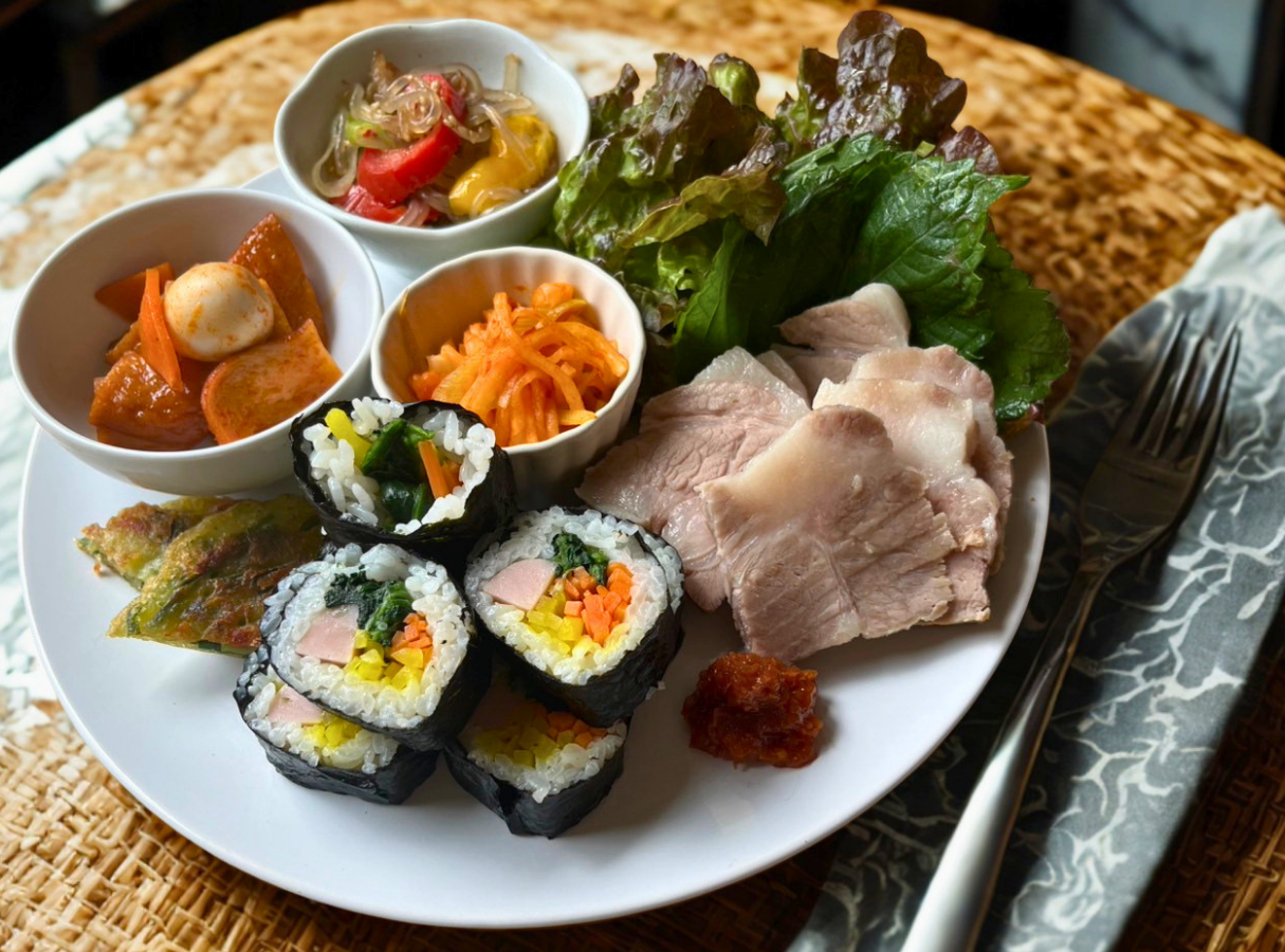 韓国の家庭料理プレート（キンパ・茹で豚など）