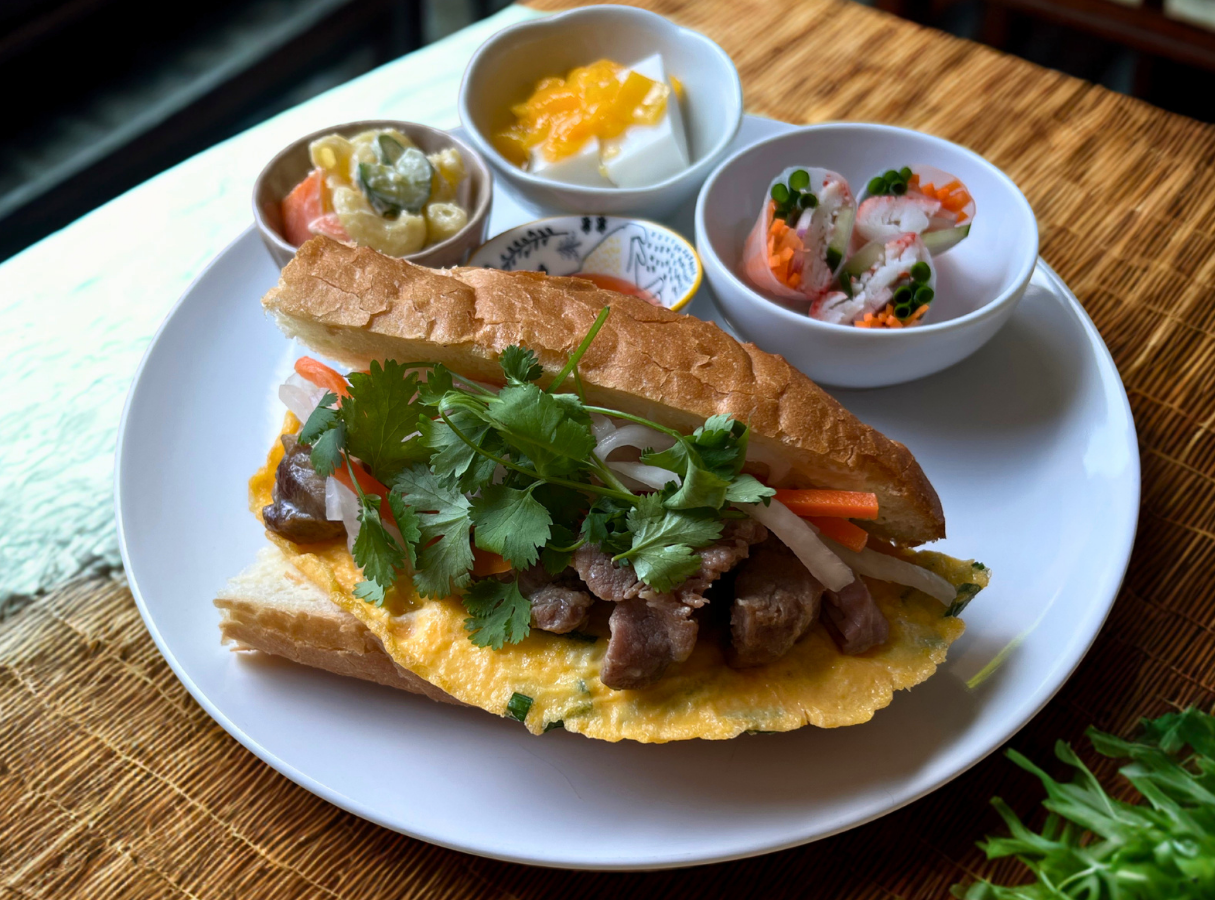 ベトナムのバインミー（ココナッツミルクで煮た豚肉・卵焼き・なます）と副菜プレート