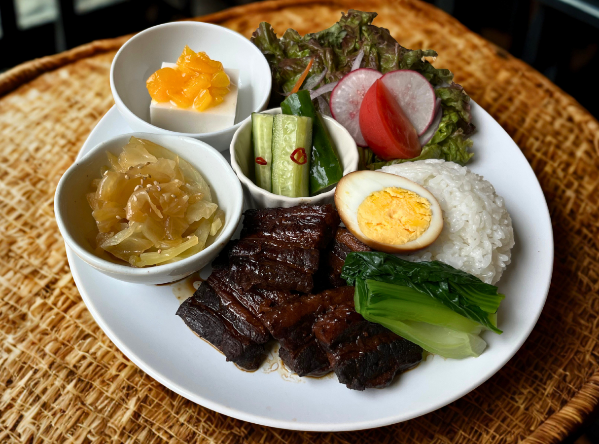 台湾の魯肉飯風プレート（甘辛い醤油だれで煮込んだ豚肉・味しみ玉子・青菜・ご飯・副菜）