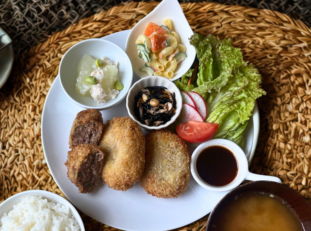 日本の定食プレート（コロッケとメンチカツ・ご飯・味噌汁・小鉢）