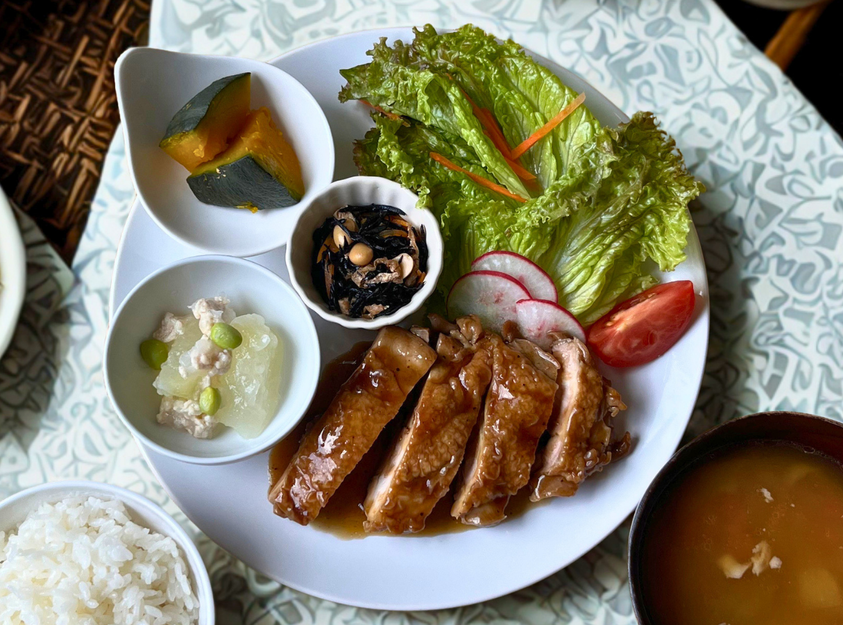 日本の定食プレート（照り焼きチキン・ご飯・味噌汁・小鉢）