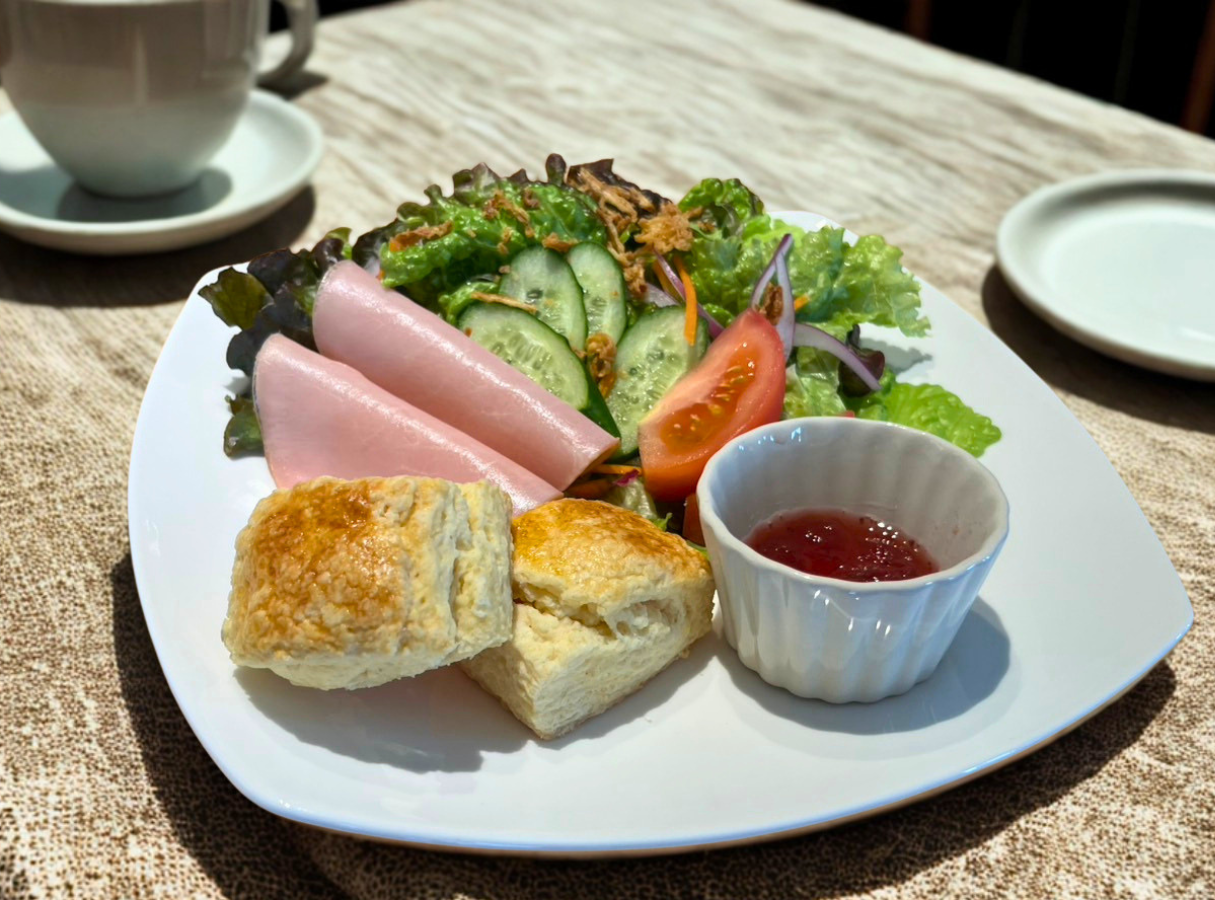 jikkaのモーニングプレート（焼きたてミニスコーン・ハム・ガーデンサラダ）